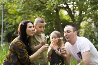 father-daughter-spinning-circle